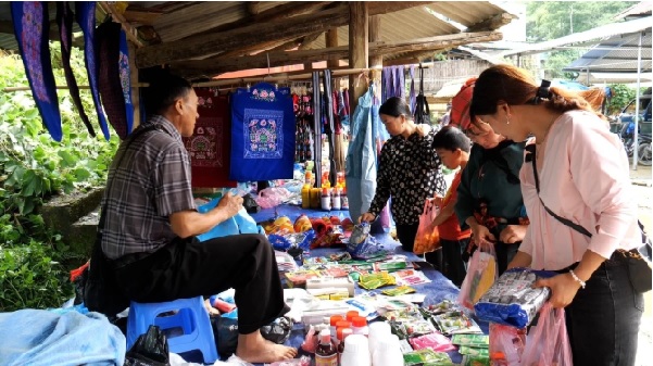Thuốc bảo vệ thực vật '3 không' bày bán nhan nhản giữa chợ