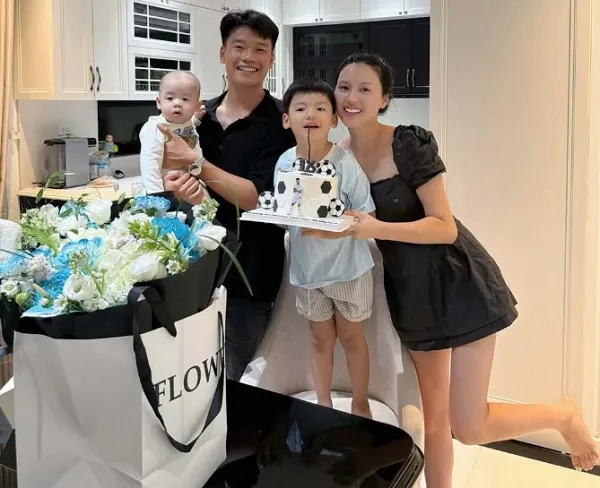 Tuổi 29 rực rỡ của trung vệ Nguyễn Thành Chung bên tổ ấm